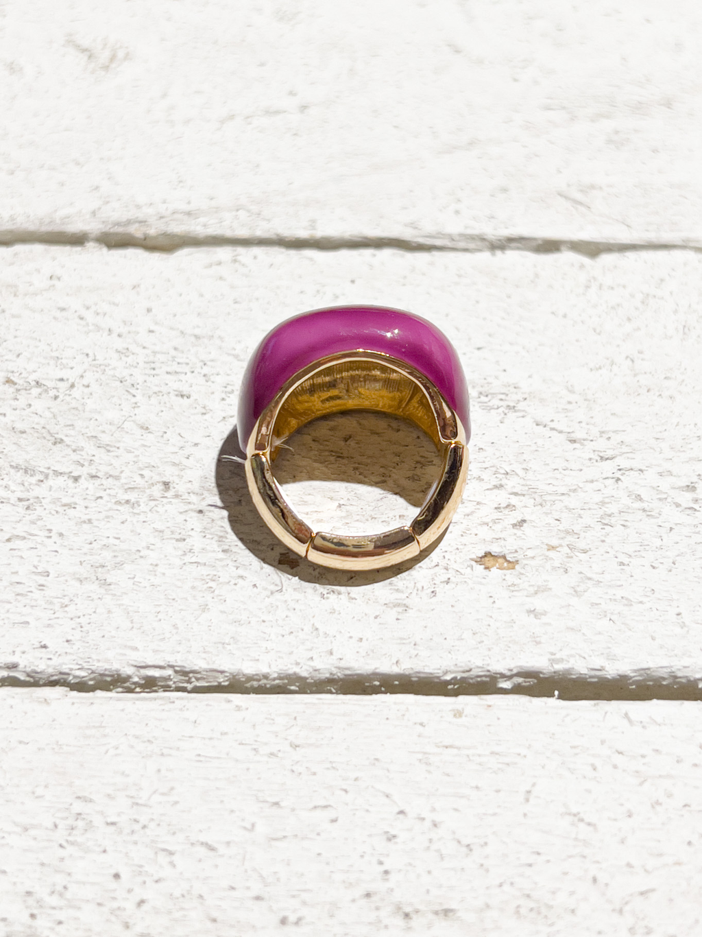 Anillo elástico plano dorado esmalte berenjena metal