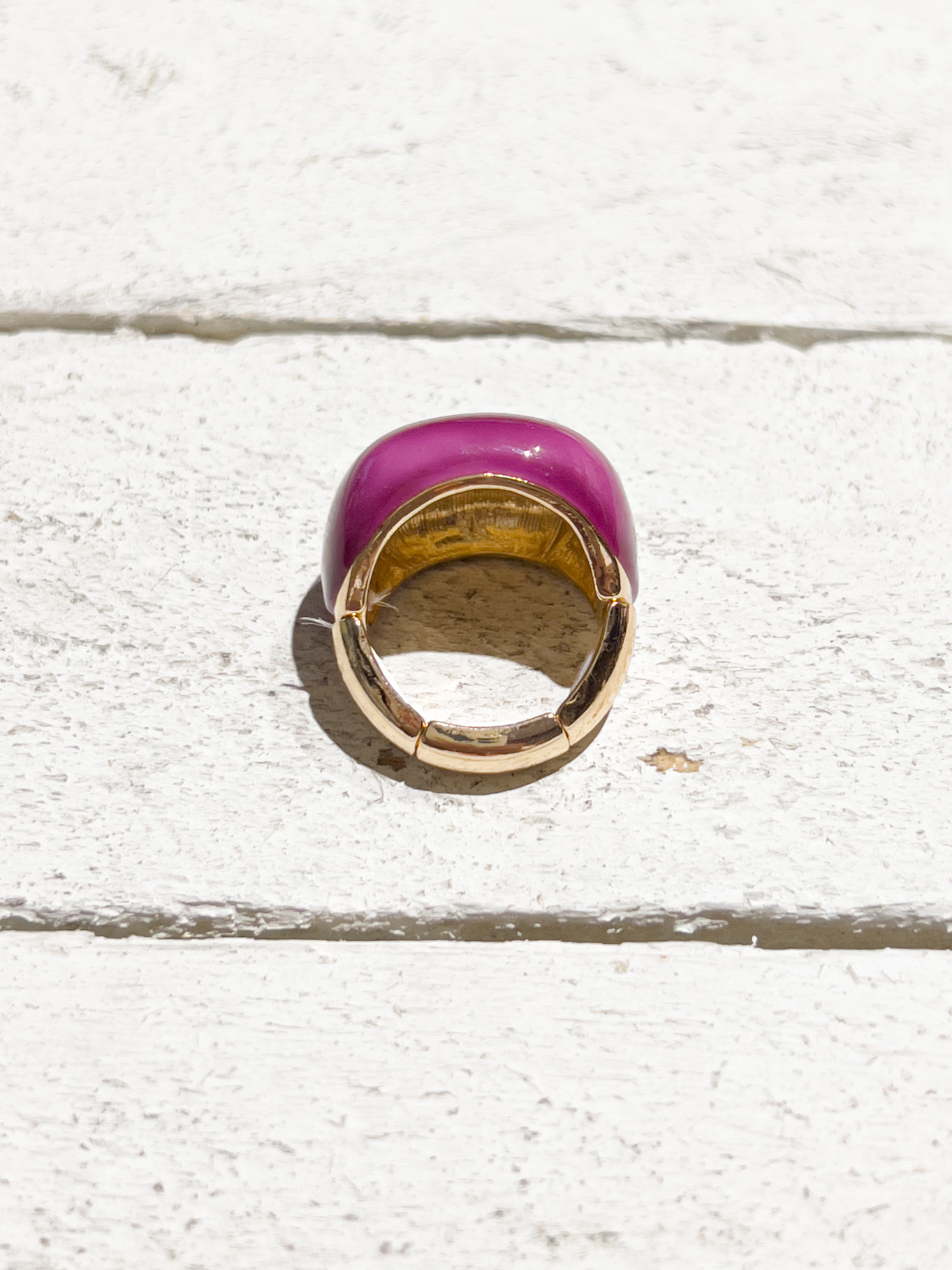 Anillo elástico plano dorado esmalte berenjena metal