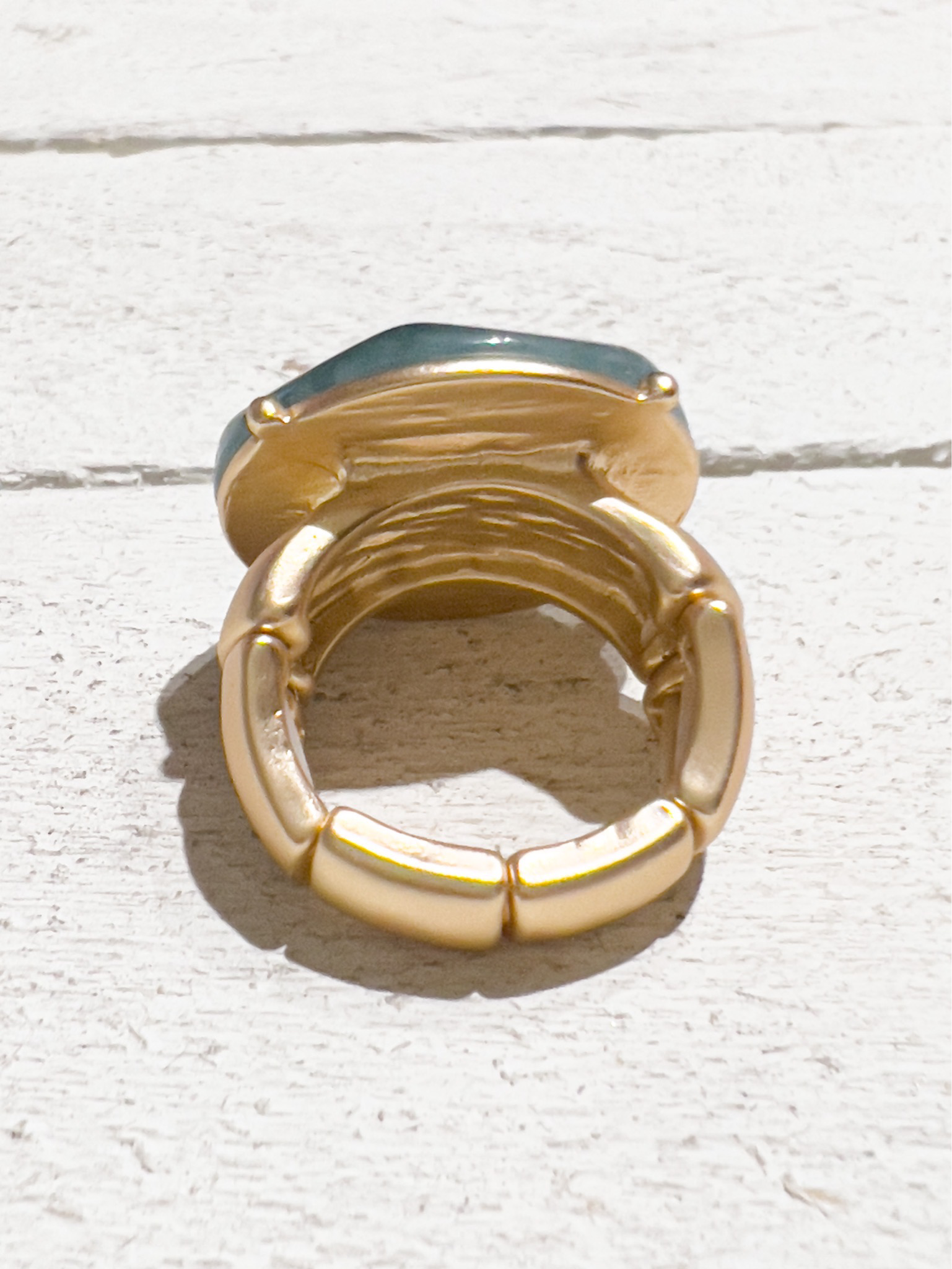Anillo metal dorado resina verde elástico