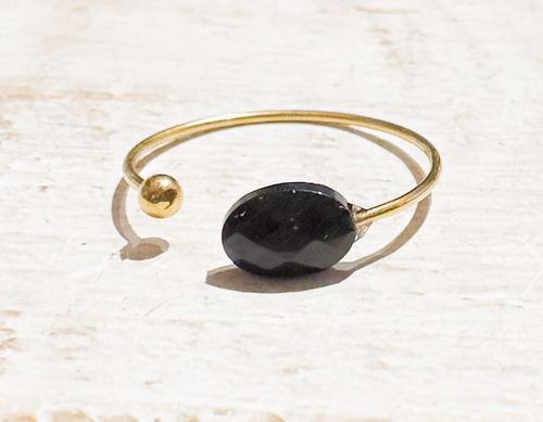 Anillo abierto piedra negra acero dorado
