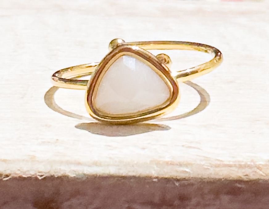 Anillo acero dorado triángulo blanco
