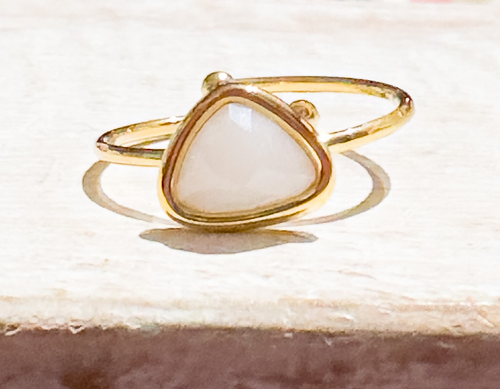 Anillo acero dorado triángulo blanco