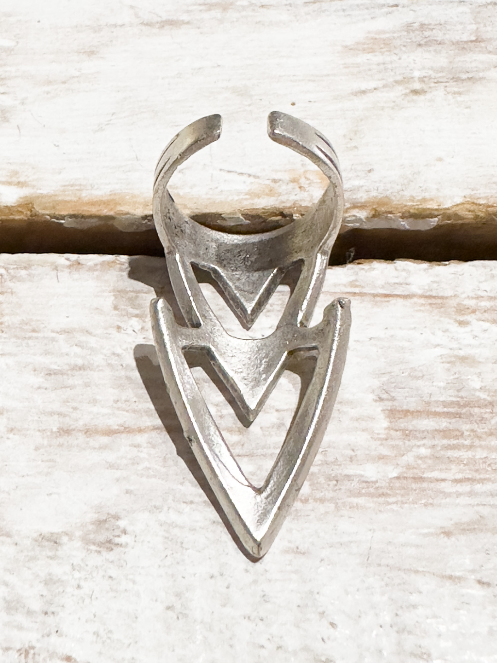 Anillo zamak plateado doble flecha