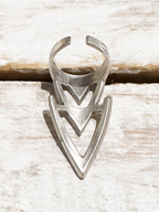 Anillo zamak plateado doble flecha