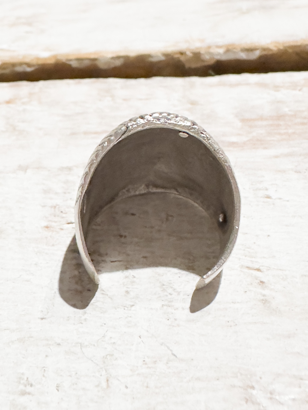 Anillo bola rayada zamak hipoalergénico plateado mate