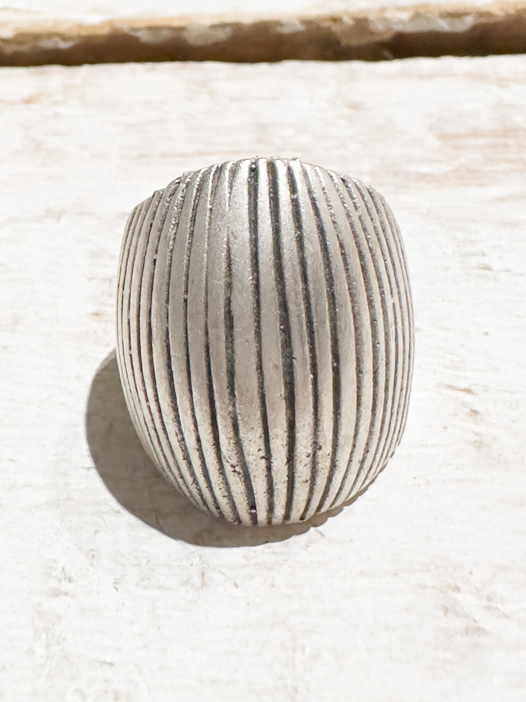 Anillo bola rayada zamak hipoalergénico plateado mate