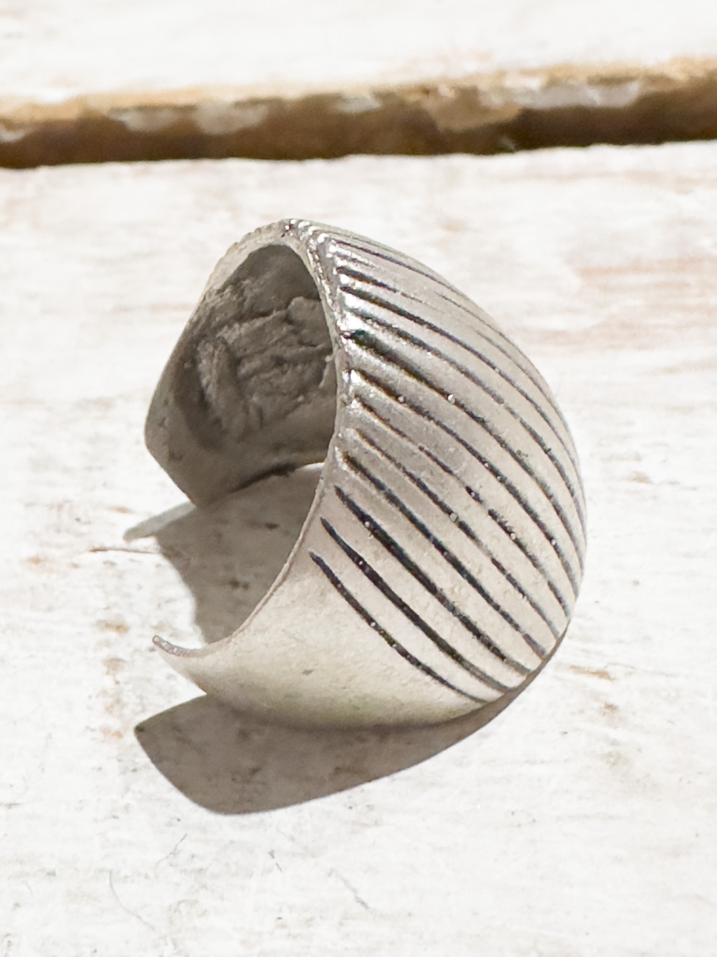 Anillo bola rayada zamak hipoalergénico plateado mate