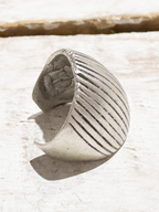 Anillo bola rayada zamak hipoalergénico plateado mate