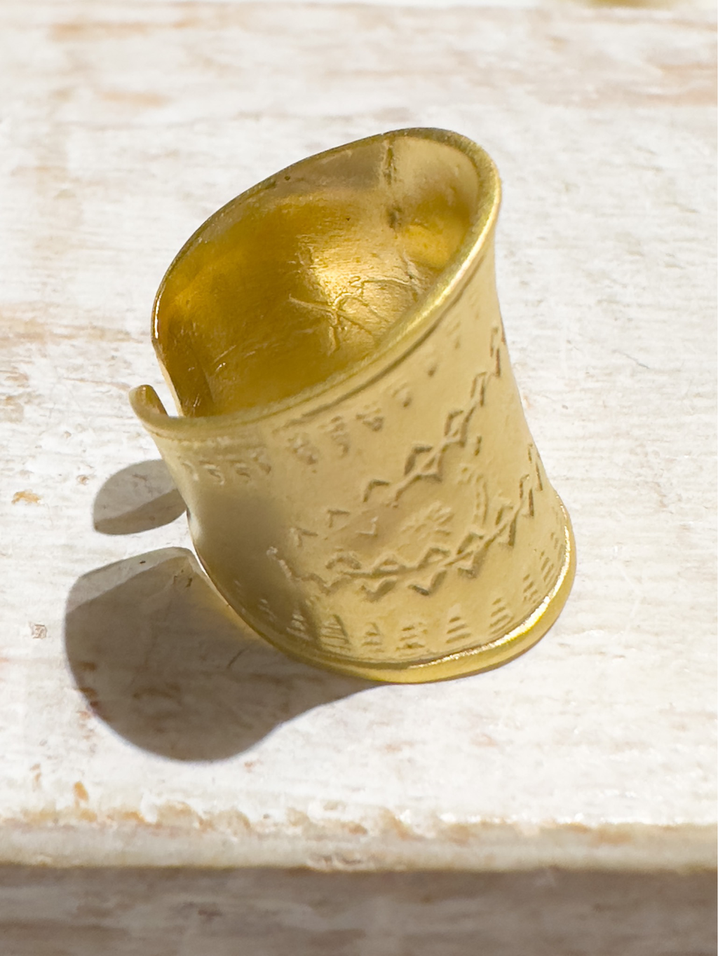 Anillo étnico zamak hipoalergénico dorado mate grabado