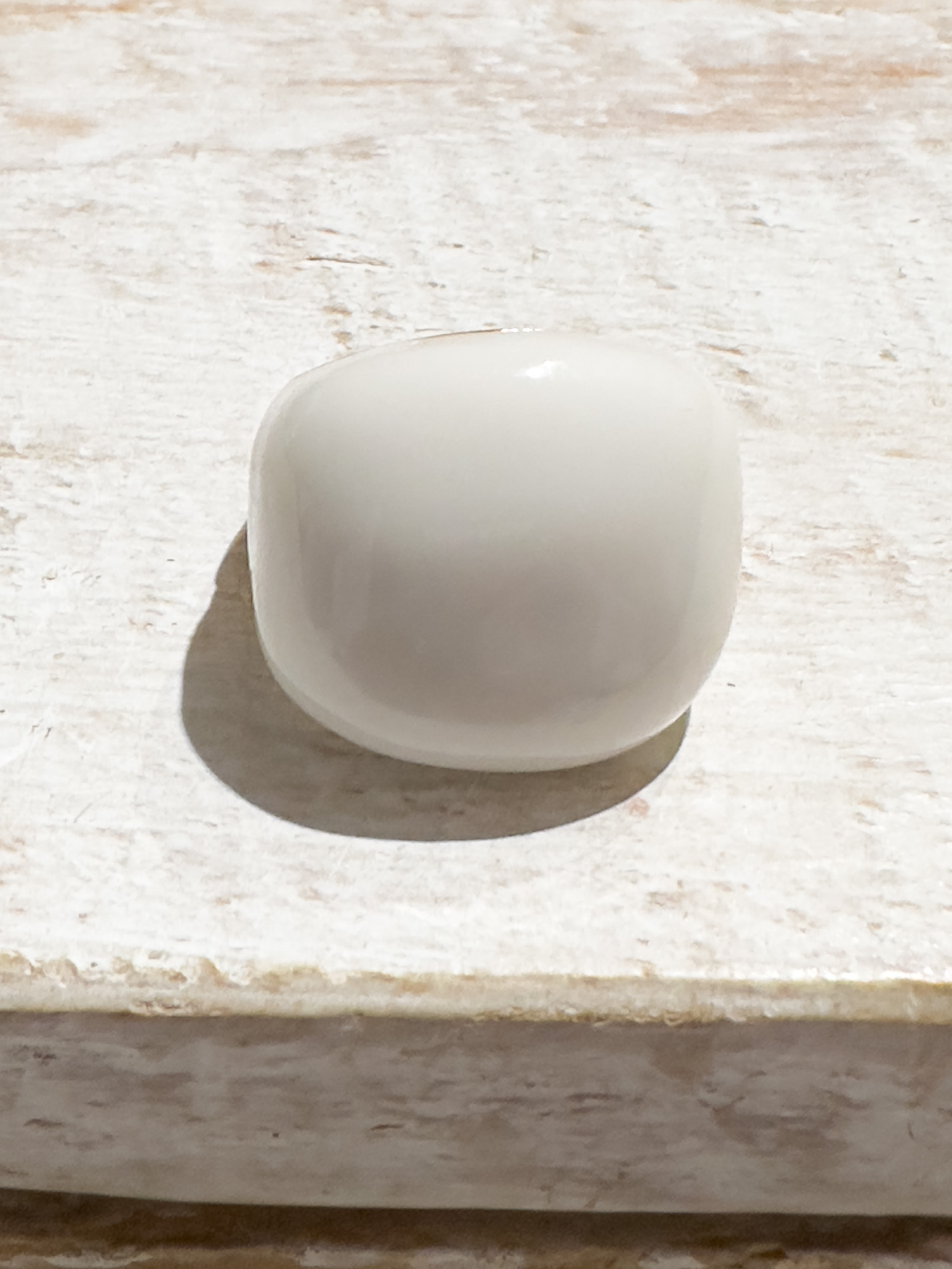 Anillo elástico dorado plano esmalte blanco metal