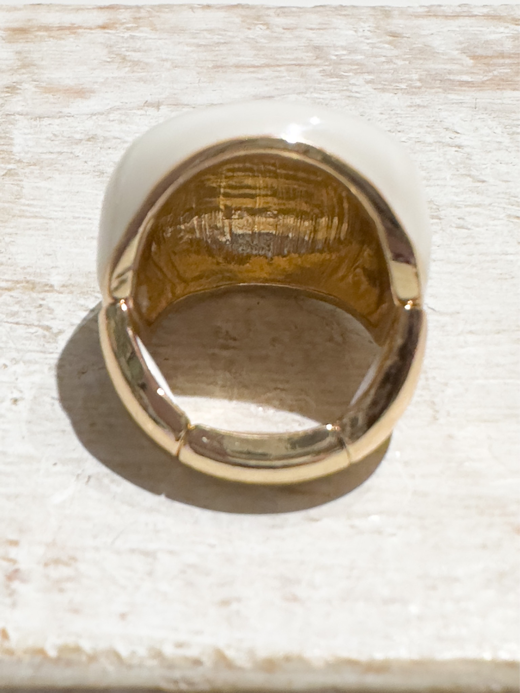 Anillo elástico dorado plano esmalte blanco metal