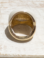 Anillo elástico dorado plano esmalte blanco metal