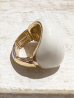 Anillo elástico dorado plano esmalte blanco metal