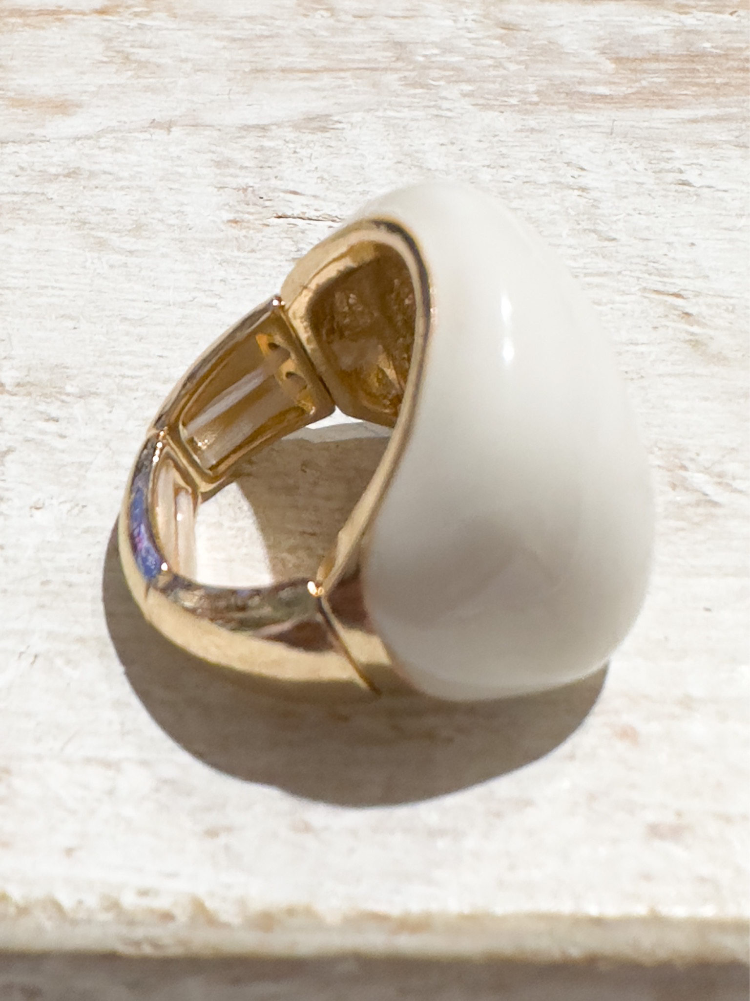 Anillo elástico dorado plano esmalte blanco metal