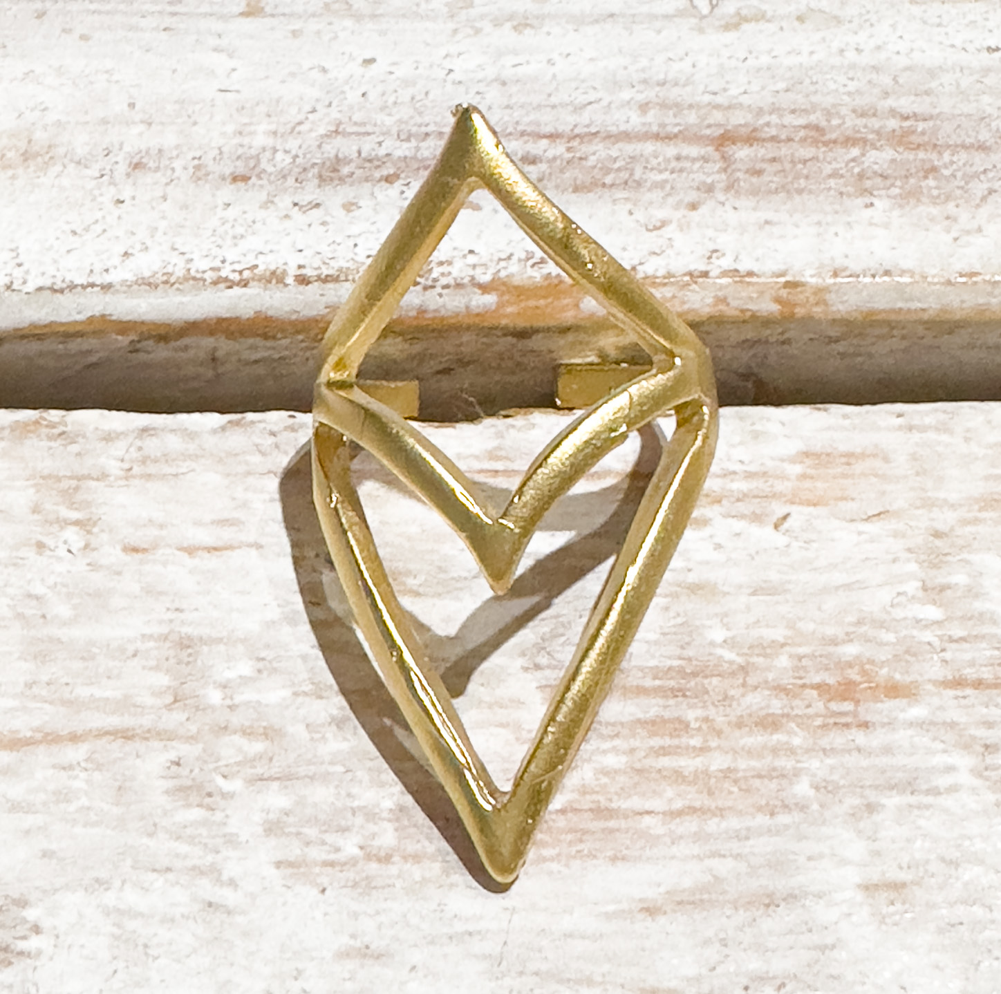 Anillo zamack dorado picos