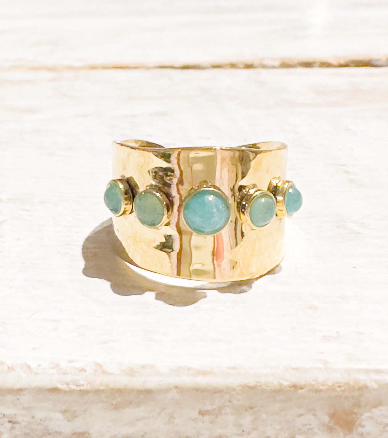 Anillo acero dorado baño oro cinco piedras ancho amazonita