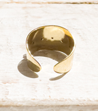 Anillo acero dorado baño oro cinco piedras ancho negro
