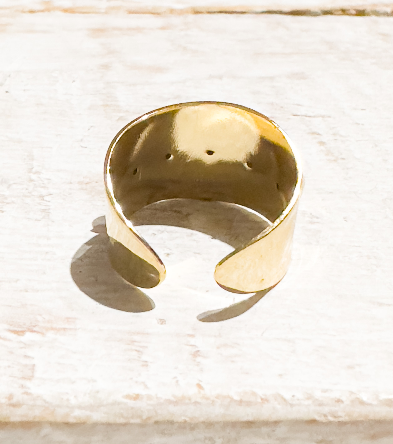 Anillo acero dorado baño oro cinco piedras ancho negro