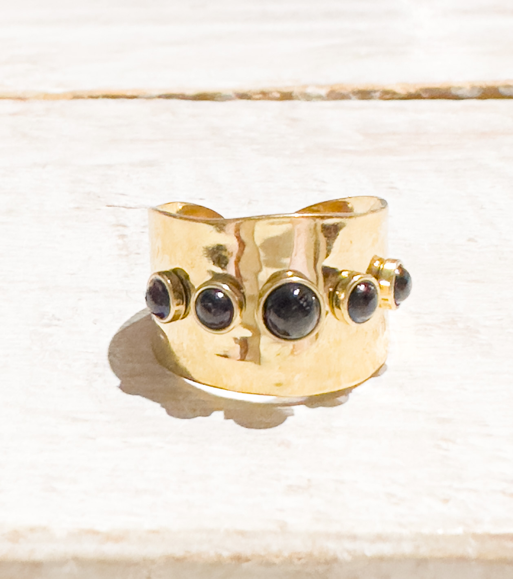 Anillo acero dorado baño oro cinco piedras ancho negro
