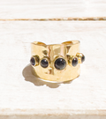 Anillo acero dorado baño oro cinco piedras ancho negro