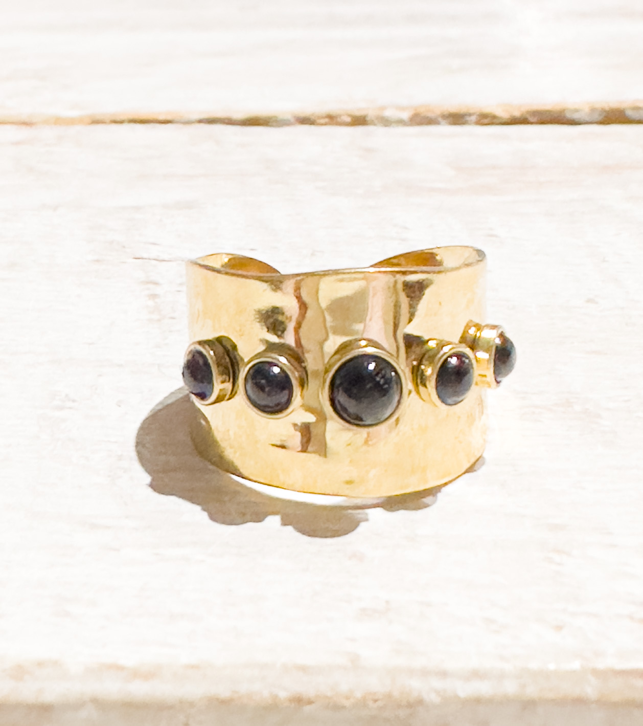 Anillo acero dorado baño oro cinco piedras ancho negro