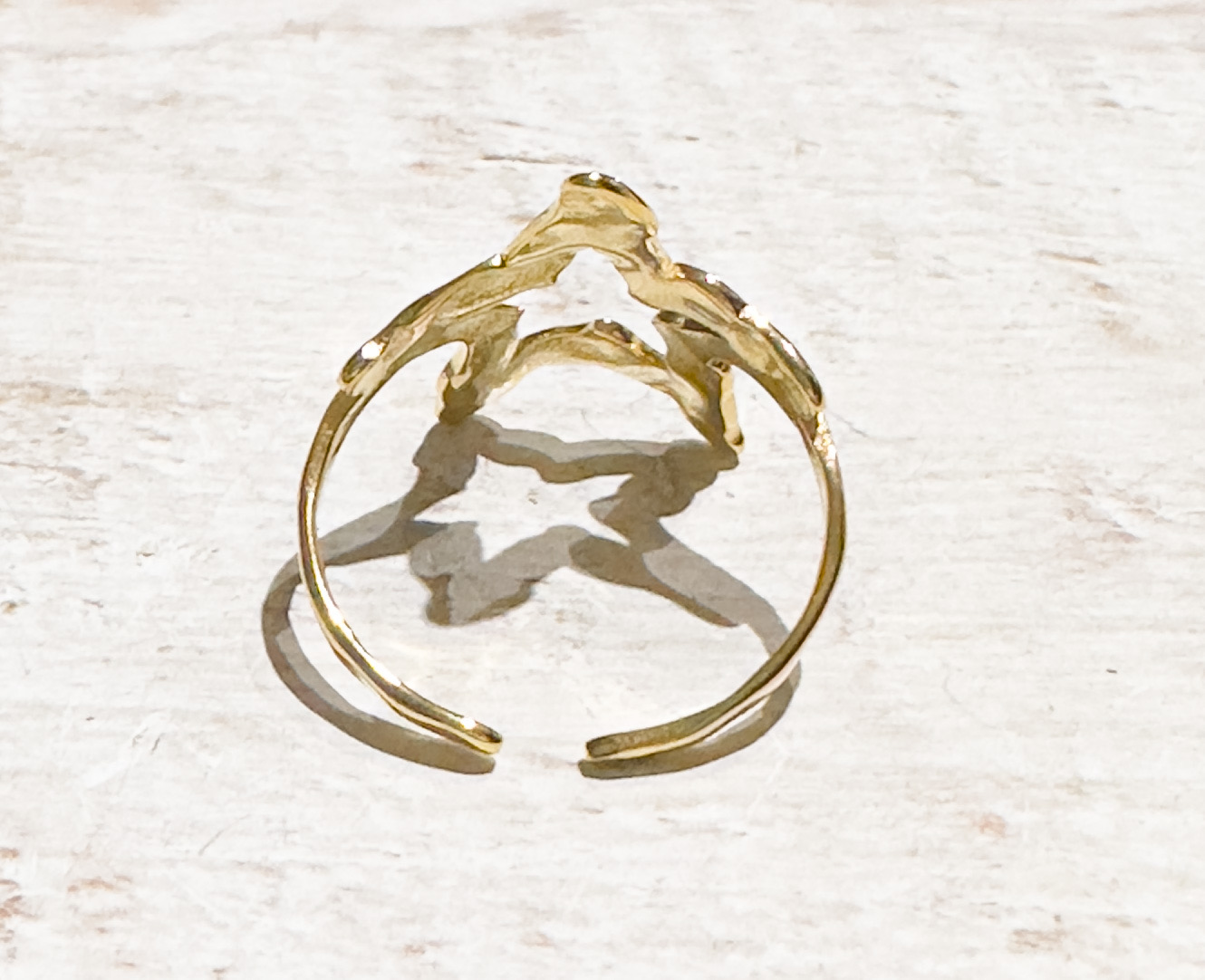 Anillo acero dorado estrella hueca