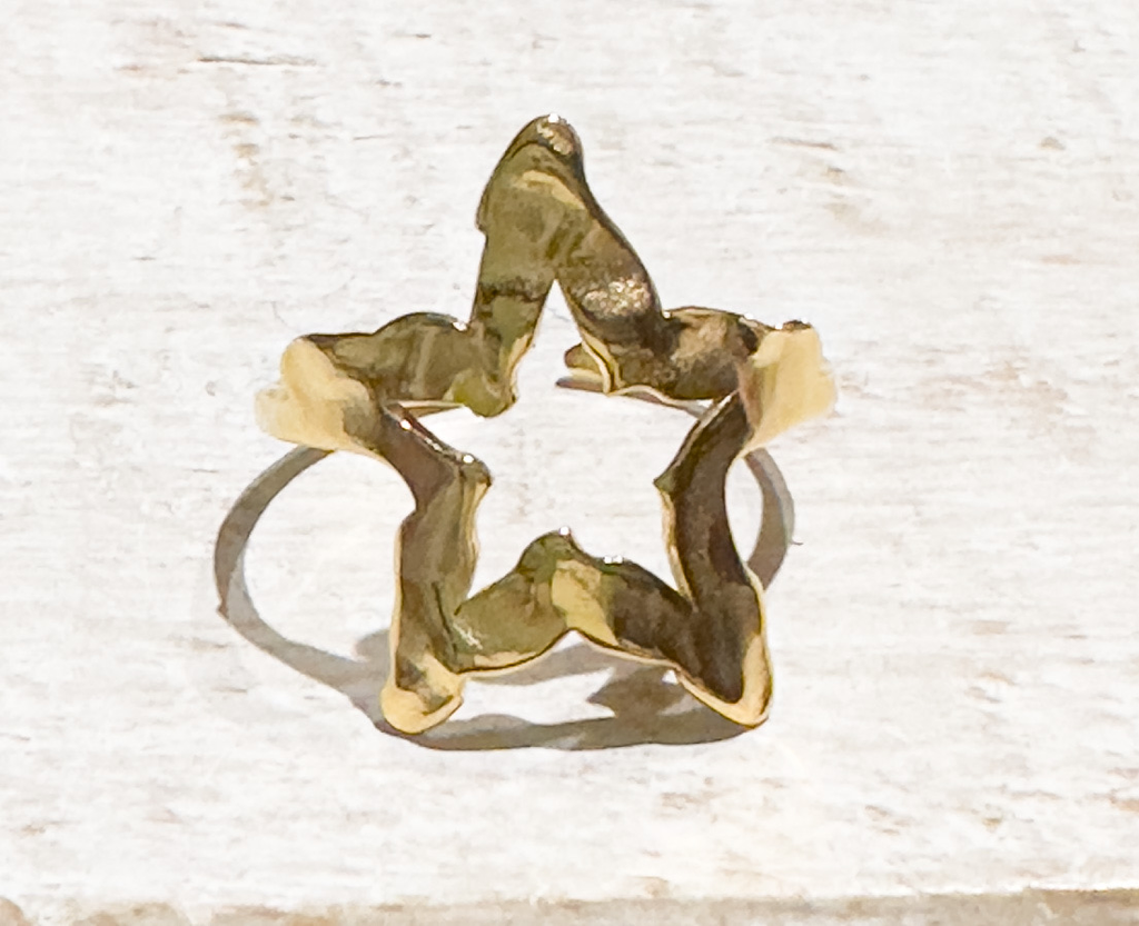 Anillo acero dorado estrella hueca