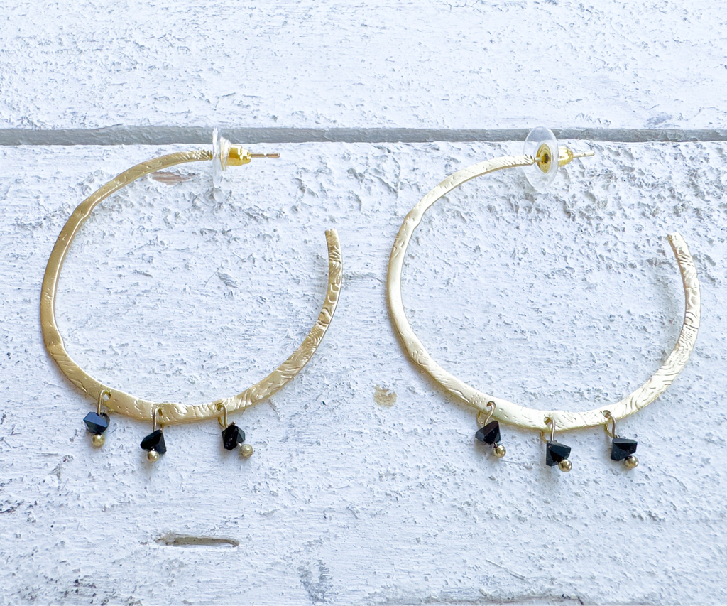 Pendientes aro dorado mate latón piedras negras
