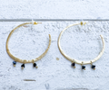 Pendientes aro dorado mate latón piedras negras