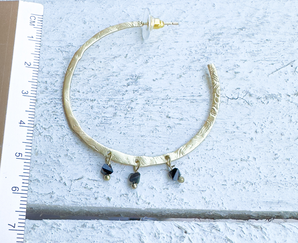 Pendientes aro dorado mate latón piedras negras
