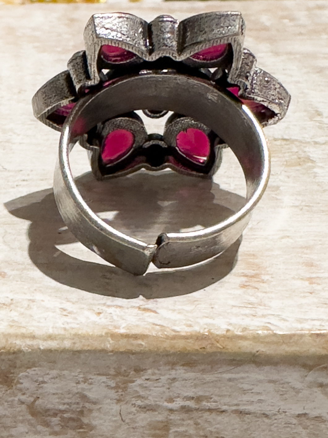 Anillo latón plateado piedras granate