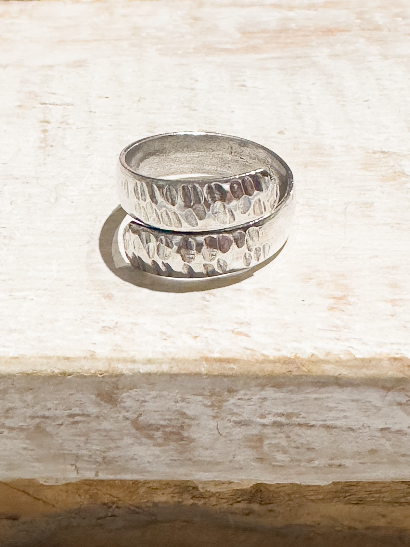 Anillo cruzado  latón plateado