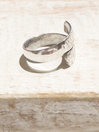 Anillo cruzado  latón plateado