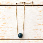 Gargantilla cadena bola azul