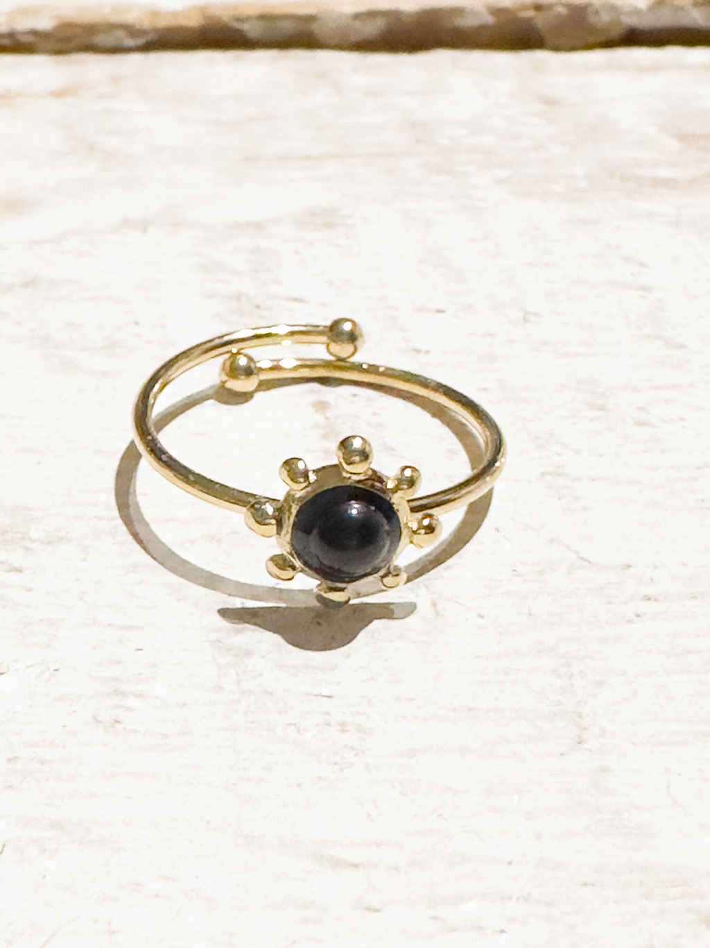 Anillo acero dorado sol piedra negra