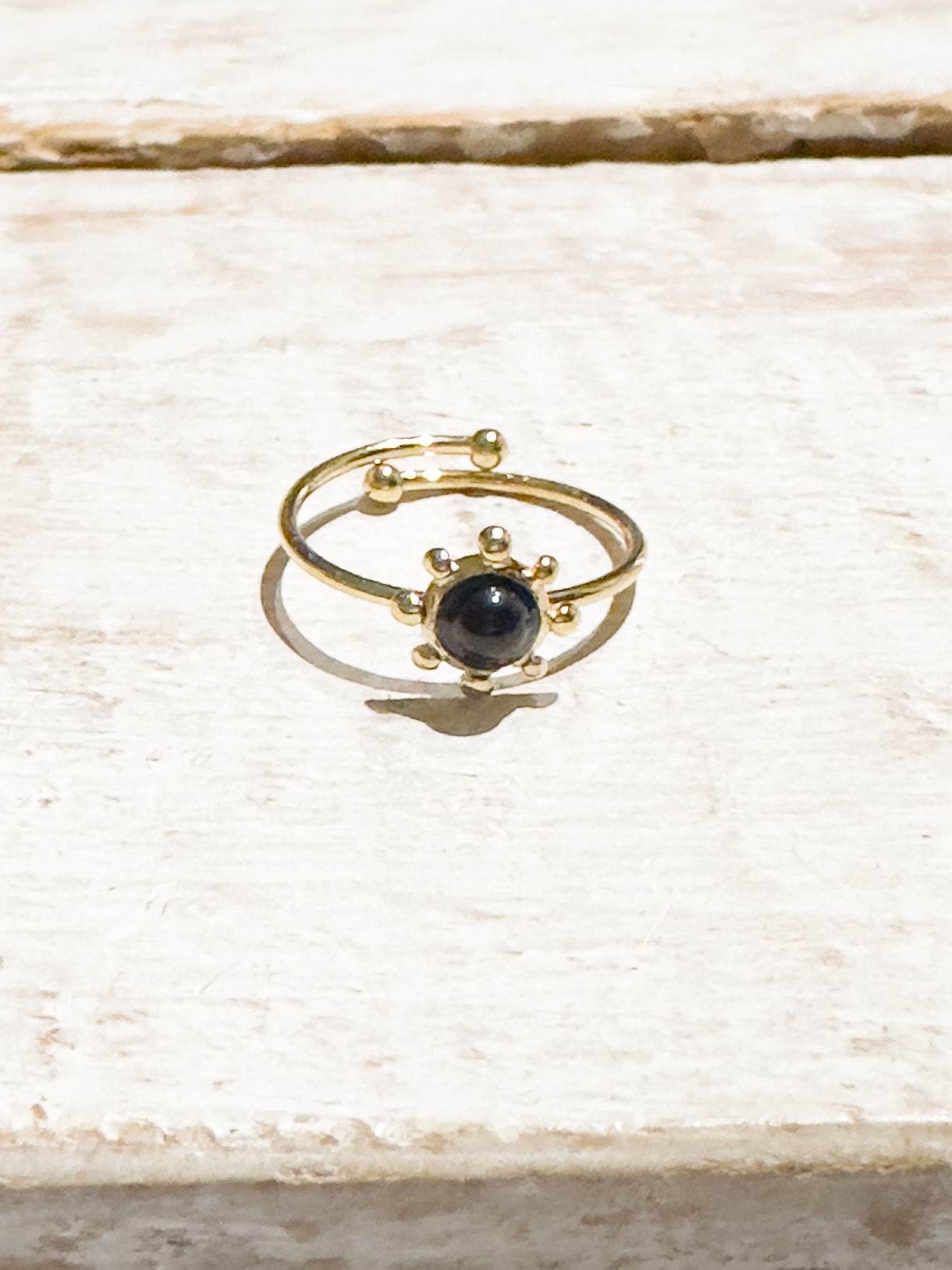 Anillo acero dorado sol piedra negra
