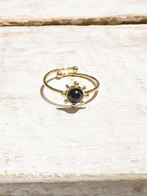 Anillo acero dorado sol piedra negra
