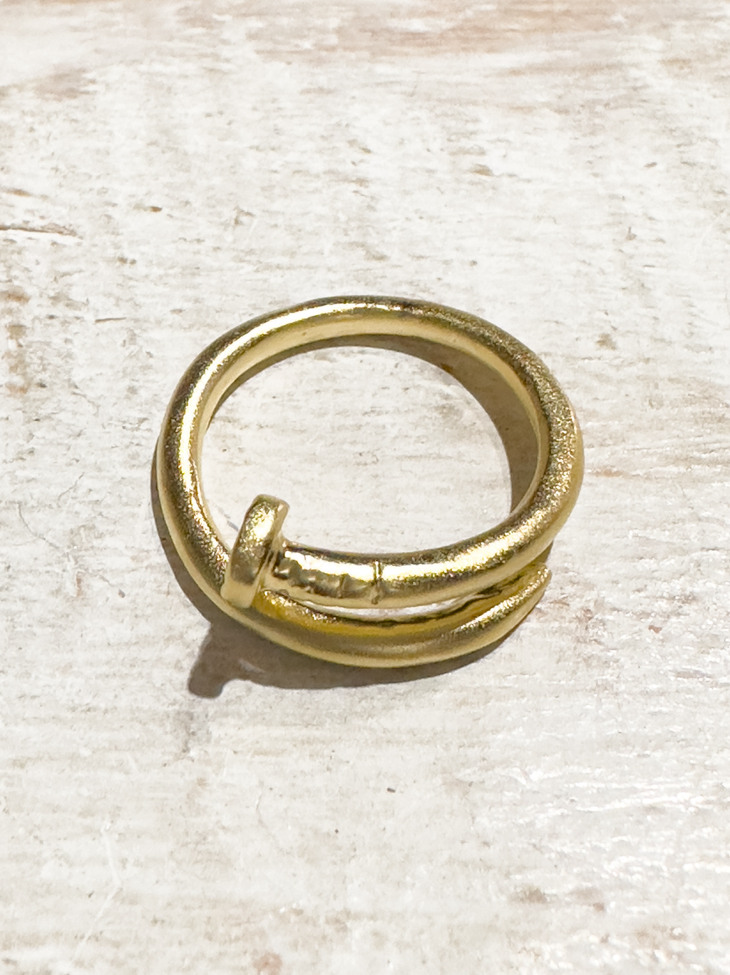 Anillo zamak dorado clavo