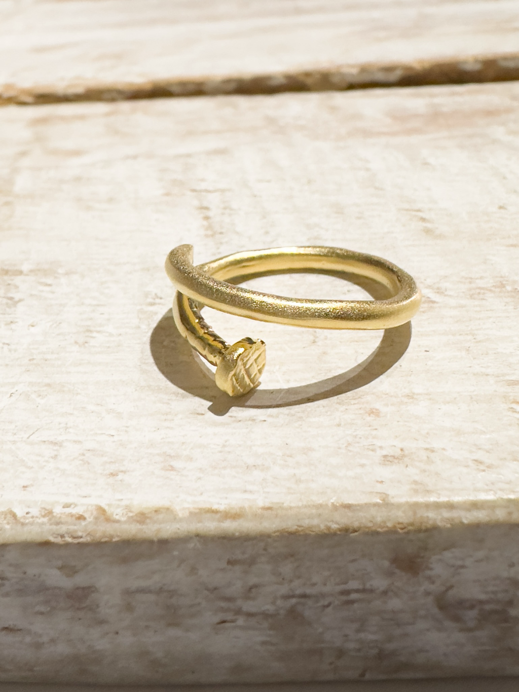 Anillo zamak dorado clavo