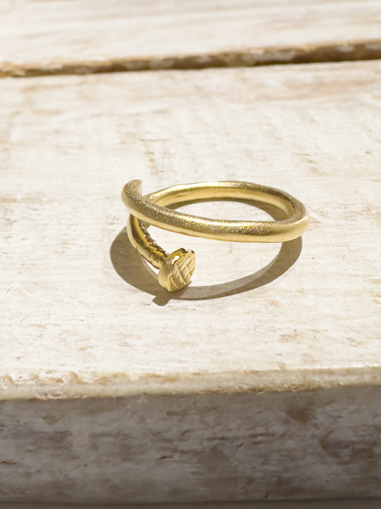 Anillo zamak dorado clavo