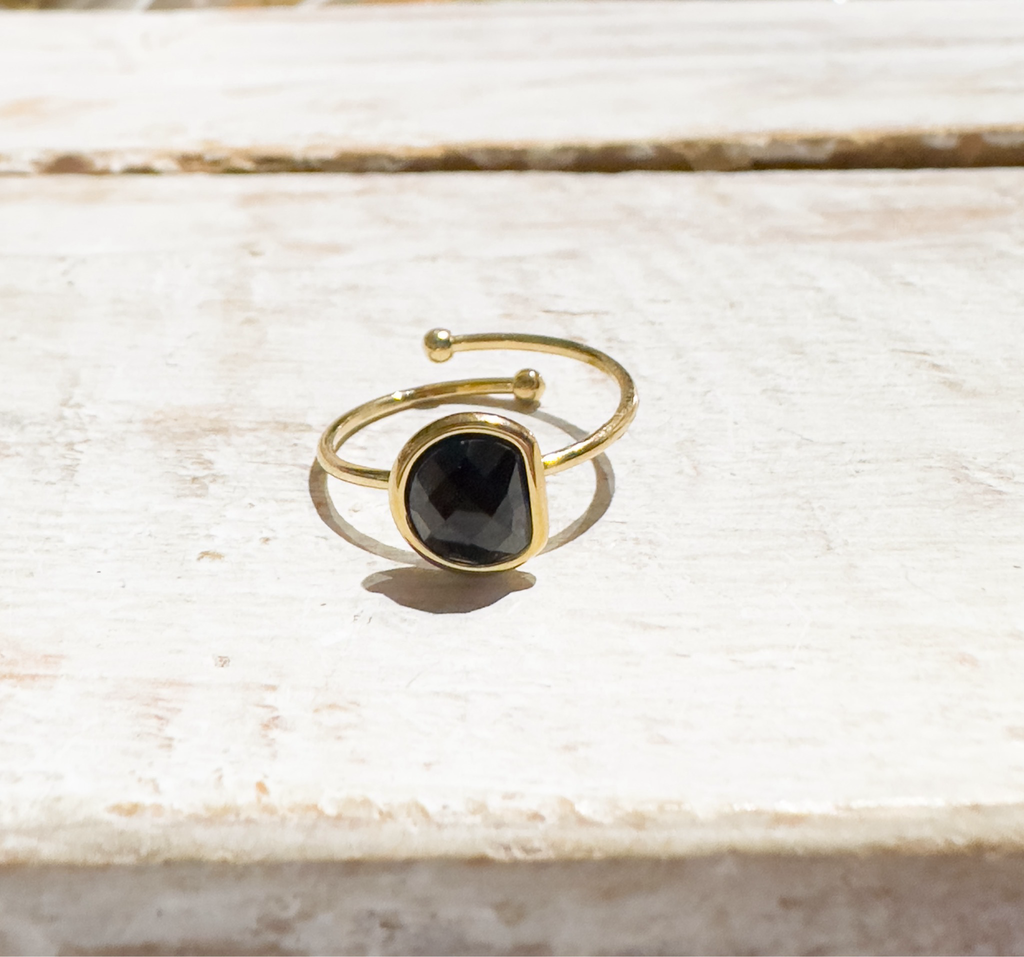 Anillo acero dorado semicírculo piedra facetada negra