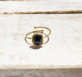 Anillo acero dorado semicírculo piedra facetada negra