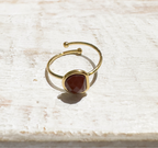 Anillo acero dorado semicírculo piedra facetada teja