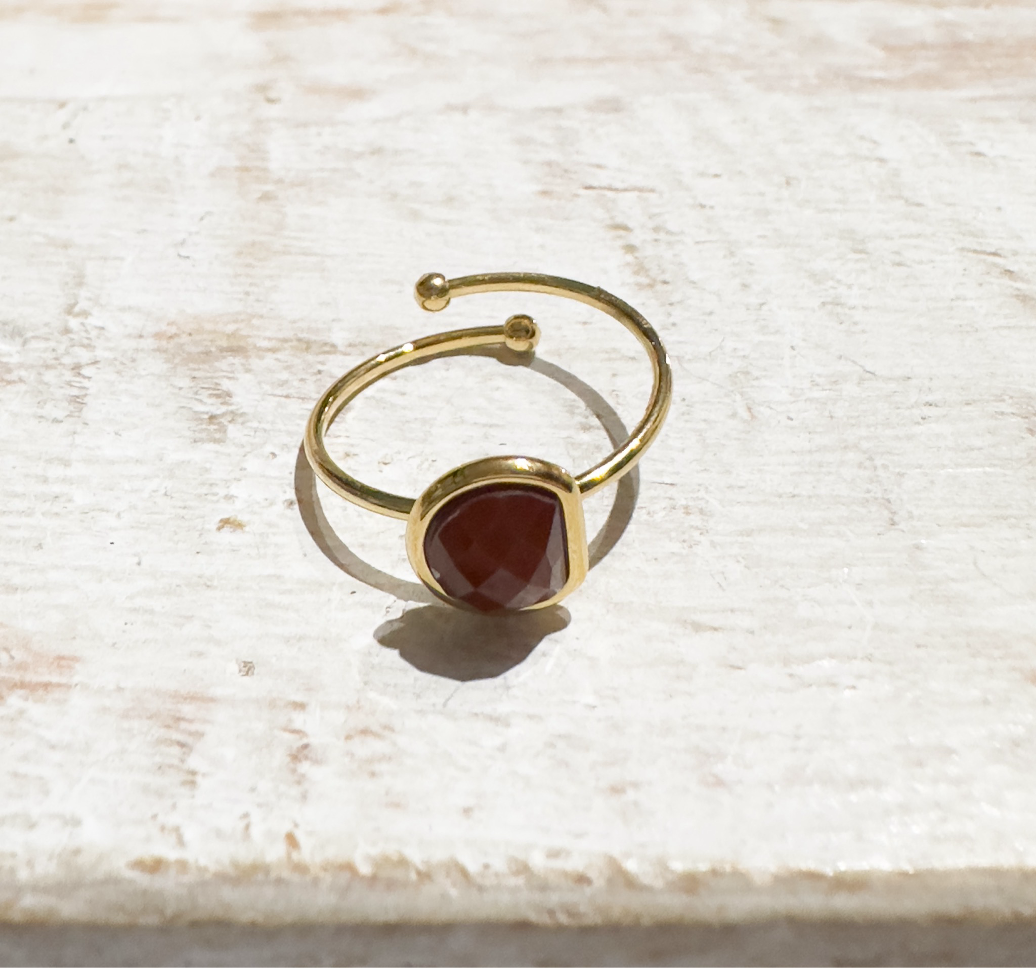 Anillo acero dorado semicírculo piedra facetada teja