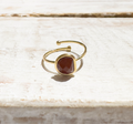 Anillo acero dorado semicírculo piedra facetada teja