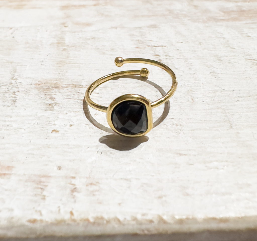Anillo acero dorado semicírculo piedra facetada negra