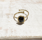 Anillo acero dorado semicírculo piedra facetada negra