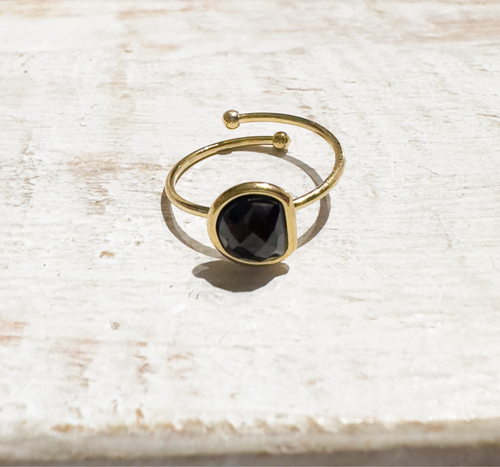 Anillo acero dorado semicírculo piedra facetada negra