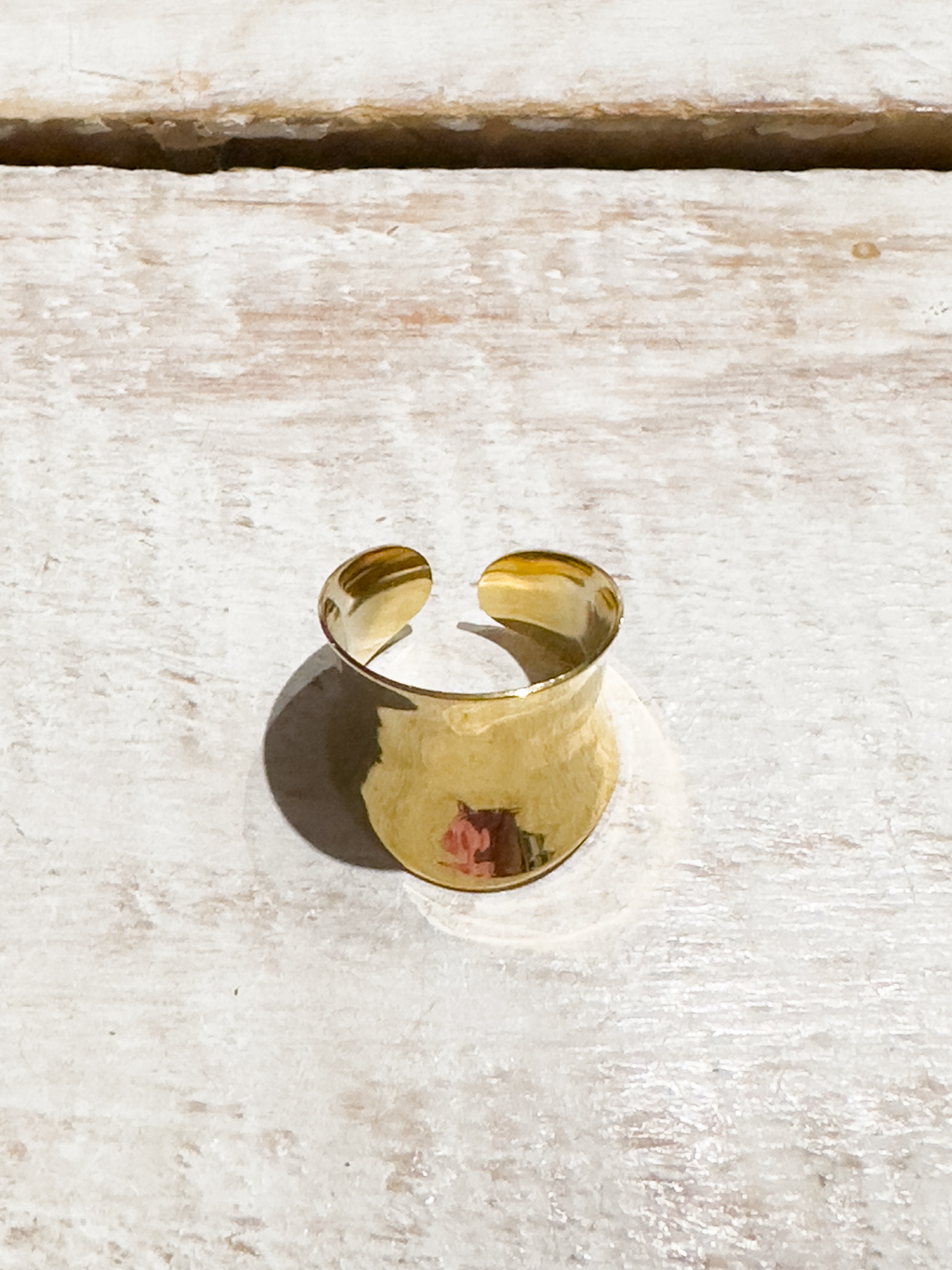 Anillo acero dorado cóncavo
