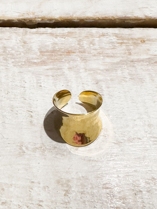 Anillo acero dorado cóncavo